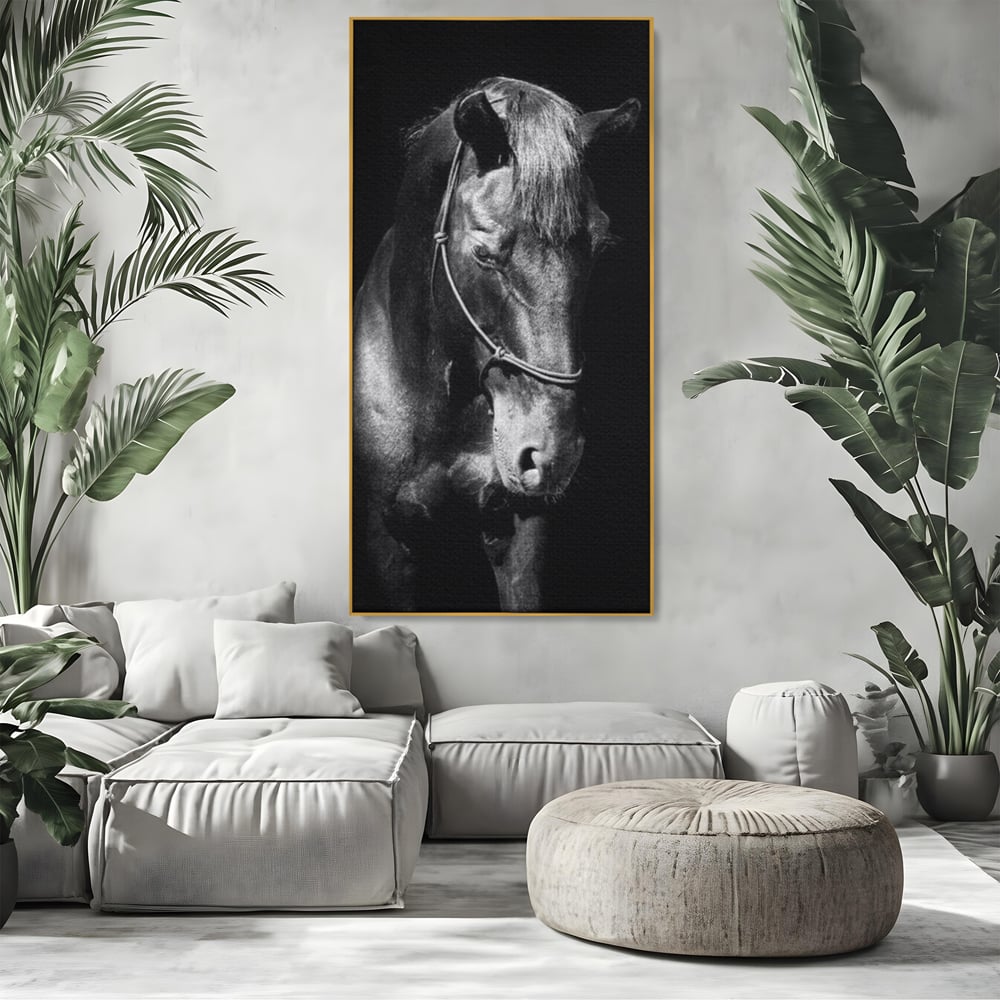 Tablou canvas cu tablou canvas cu un cal negru, in rama de aluminiu auriu, pe perete intr-un living